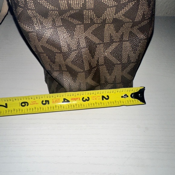 Michael Kors leather bag  w/original bag Charm, great condition. - Picture 7 of 11